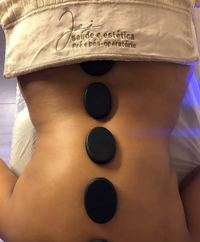 Massagem relaxante com pedras quentes