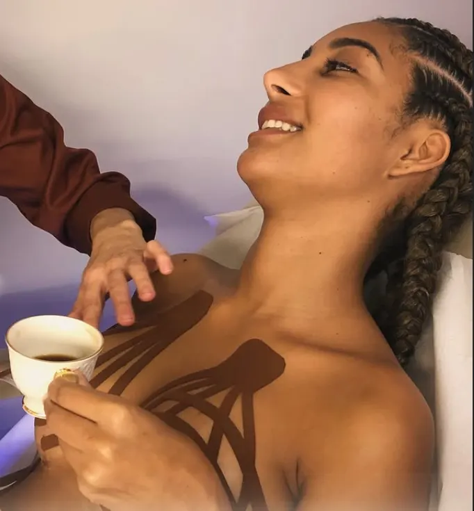 Aplicação de taping no pós-operatório